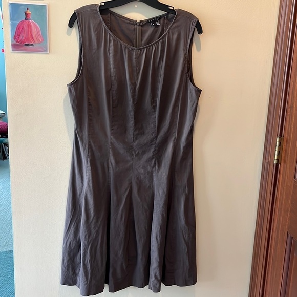 Theory Dresses & Skirts - Theory Linen blend vertically pleated dress Scoopneck Dark taupe Size 8 EUC